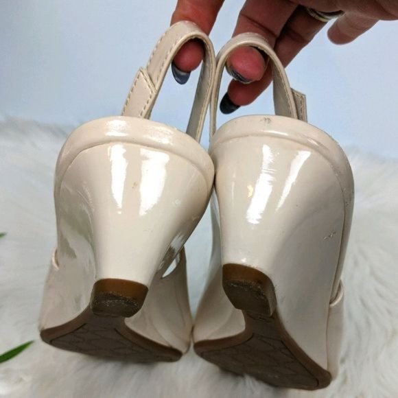 Etienne Aigner Ivory Patent Slingback Wedges 7 Enamel Buckle Retro Look - Picture 7 of 10